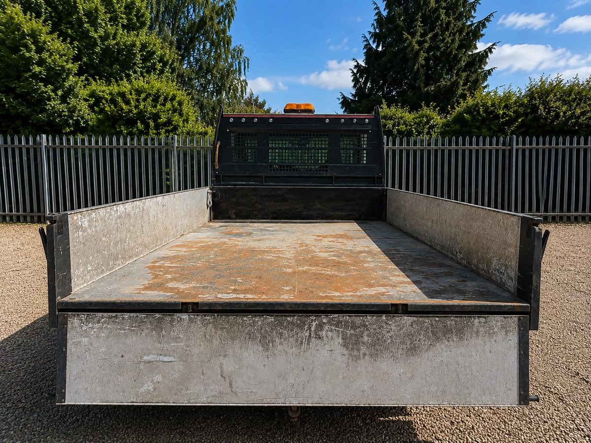 Tipper body and load bed